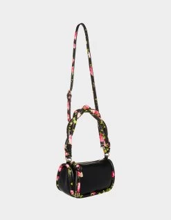 DON'T GET IT TWISTED SHOULDER BAG BLACK -Betsey Johnson BETSEY JOHNSON BJ34585N BLACK LIFESTYLE1