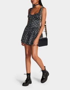 SKULLICIOUS BOX BAG BLACK -Betsey Johnson BETSEY JOHNSON HANDBAGS BJ34830M BLACK LIFESTYLE1 bddd84fb 35fc 4e1c 8957 f4aa9595c010