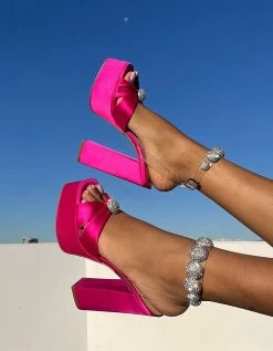 MASON FUCHSIA -Betsey Johnson BETSEY 2023 Q1 CONTENTCREATOR 09 MASON