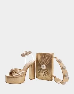 X MARKS THE SPOT TOP HANDLE BAG GOLD 17 X MARKS THE SPOT TOP HANDLE BAG GOLD -Betsey Johnson BETSEY 2023 Q1 STILLS PT2 09 SB MASON BJ34455N 1206 CROP