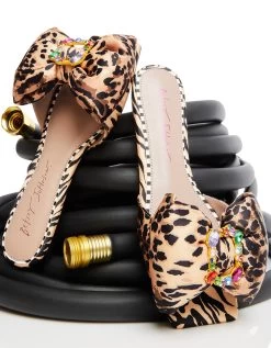 DAISYY-G LEOPARD MULTI -Betsey Johnson BETSEY 2023 Q1 STILLS 10 DAISYY G 0603 CROPPED