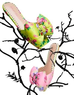 DAISYY-G CITRON -Betsey Johnson BETSEY 2023 Q1 STILLS 19 DAISYY G 0845 CROPPED