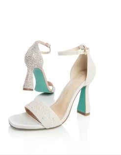 DANI IVORY -Betsey Johnson BETSEY 2023 Q2 STILLS 19 SB DANI RHINESTONE PEARL 0305