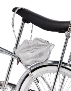 KITSCH READ MY LIPS CROSSBODY SILVER -Betsey Johnson BETSEY 2023 Q2 STILLS 27 BJ34400N READ MY LIPS CROSSBODY 0588 CROPPED