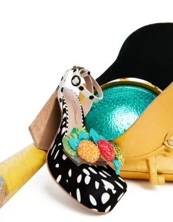 SPRITE BLACK/WHITE -Betsey Johnson BETSEY 2023 Q2 STILLS 29 SPRITE BLACK WHITE 0655 CROPPED