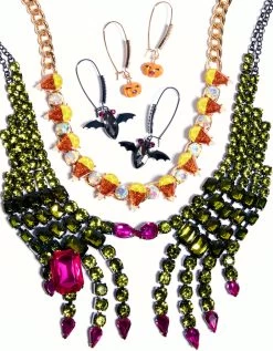 RICH WITCH HANDS BIB NECKLACE GREEN 8 RICH WITCH HANDS BIB NECKLACE GREEN -Betsey Johnson BETSEY 2023 Q3 40 RICH WITCH 3244