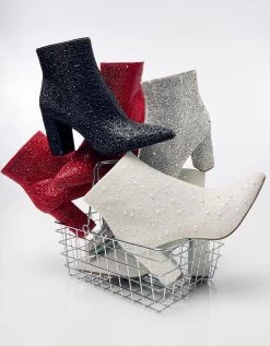 CADY IVORY -Betsey Johnson BETSEY 2023 Q3 STILLS CADY 25 0554 CROPPED d9c6c35a 0202 4311 a202 eafa2716487f