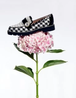 MARIAM BLACK/WHITE -Betsey Johnson BETSEY 2023 Q3 STILLS MARIAM 10 0158 CROPPED