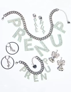 PRENUP CHARM BRACELET CRYSTAL -Betsey Johnson BETSEY 2023 Q3 STILLS PRENUP 40 0806 CROPPED 701b3523 066e 4259 826d fe9215d560ed